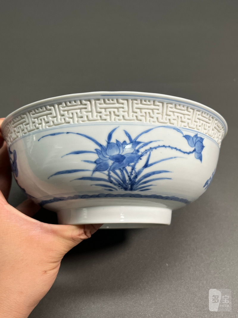 清康熙   青花浮雕回纹外折枝四季花卉内“麻姑献寿”图馒头心碗（一对） - 图17